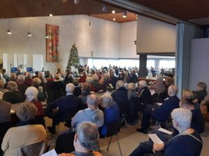 Overzichtsfoto van de zaal met bezoekers van het concert